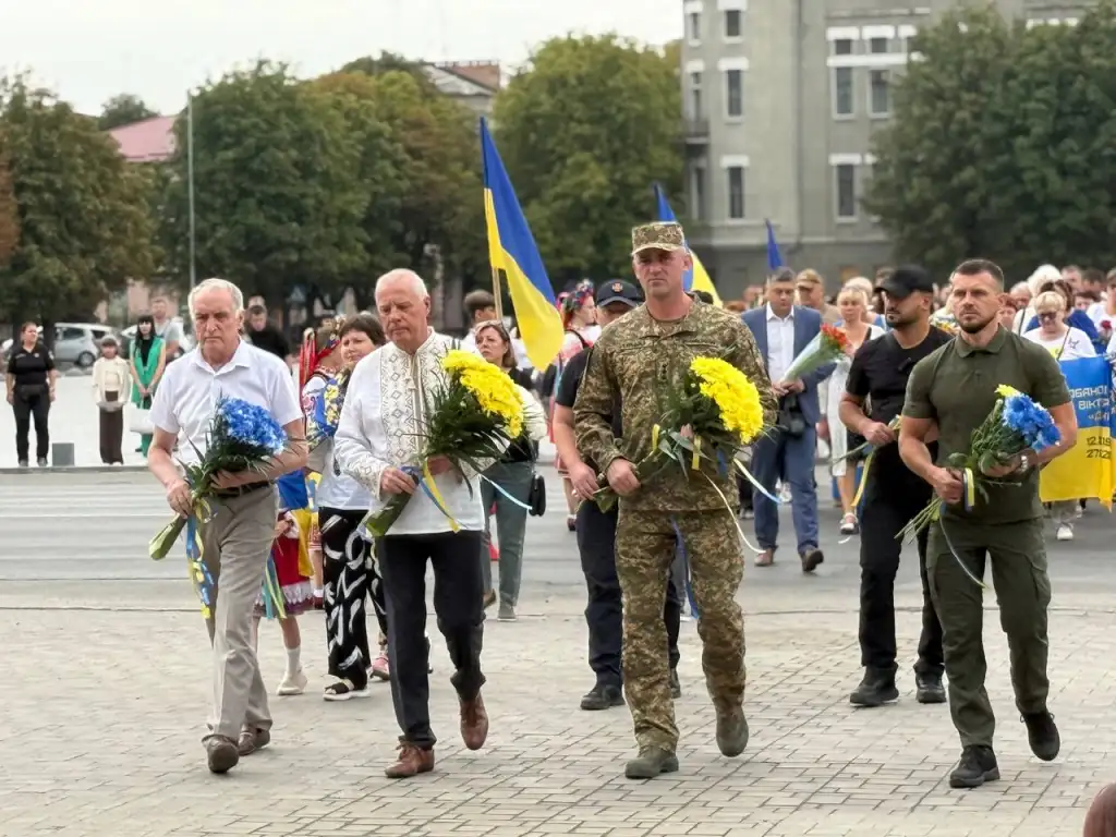 У Павлограді відзначили День Прапора та День Незалежності святковою ходою і нагородженнями
