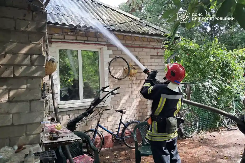 На Дніпропетровщині рятувальники загасили пожежу в оселі