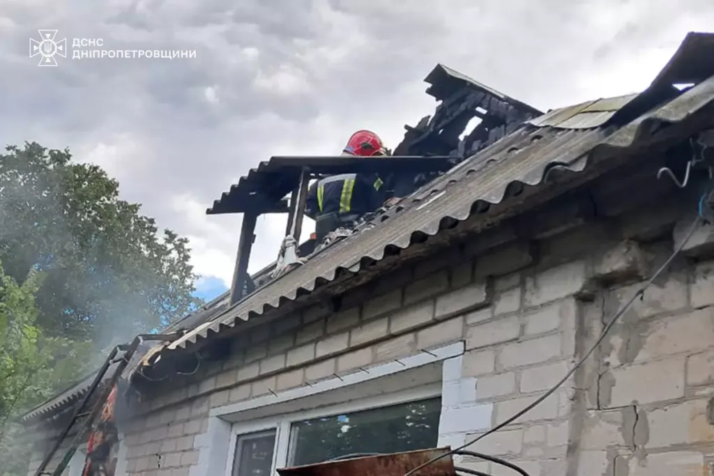 На Дніпропетровщині рятувальники загасили пожежу в оселі