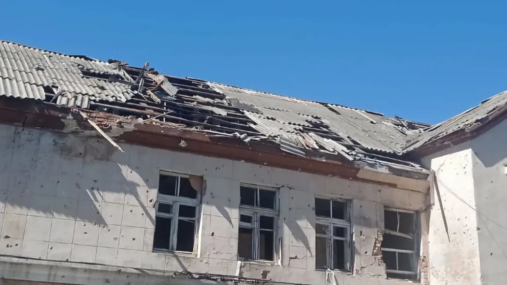 Росіяни атакували Дніпропетровщину: пошкоджені будівлі та загорівся будинок