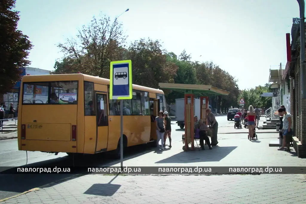 У Павлограді демонтують аварійні зупинки громадського транспорту