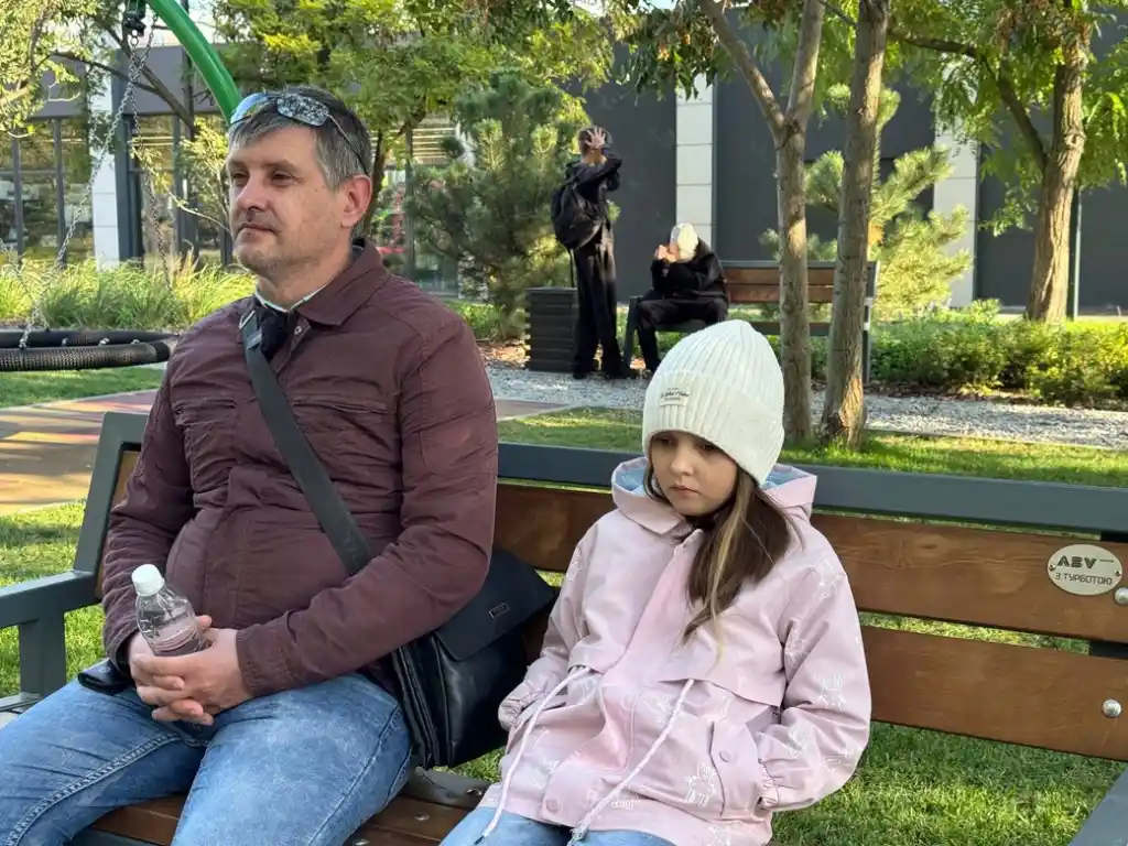 Дівчинку, на яку впала інсталяція у парку Дніпра, виписали з лікарні: батько розповів про наслідки