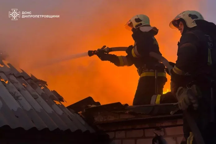 У Павлограді пожежники загасили вогонь у приватному будинку