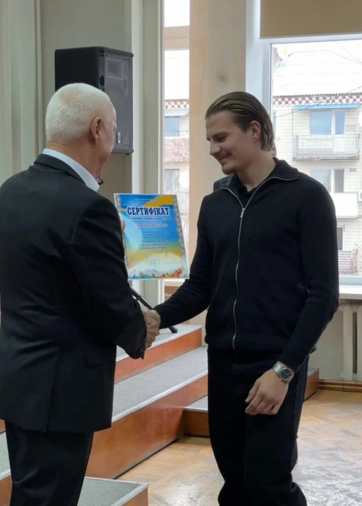 У Павлограді вручили стипендії міського голови чемпіону світу з кікбоксингу та його тренеру