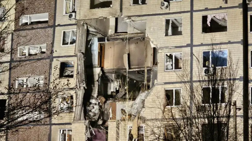 У Дніпрі дрони РФ зруйнували багатоповерхівку: є загибла та поранені діти