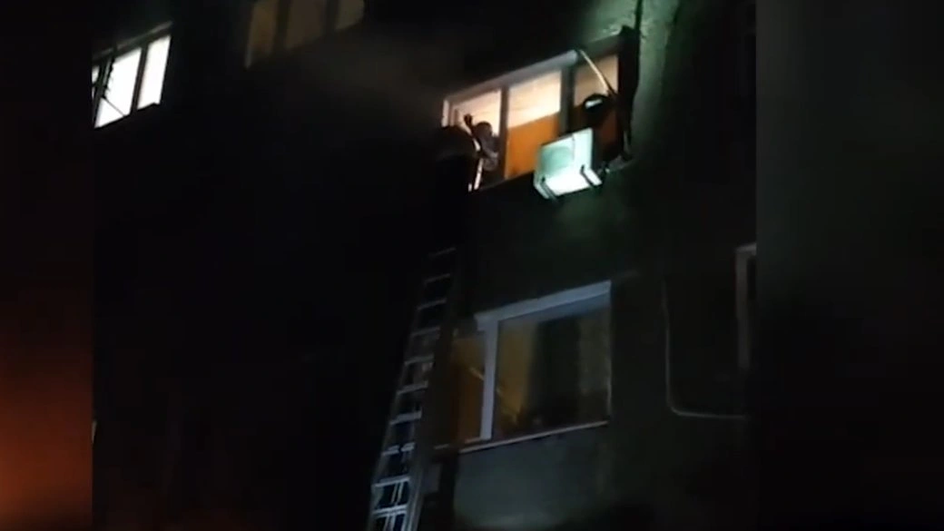У Дніпрі рятувальники врятували вісьмох людей під час пожежі в багатоповерхівці