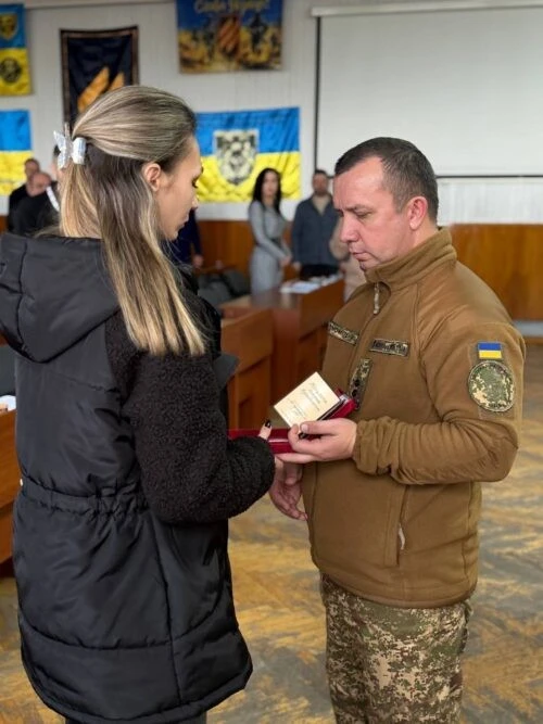 На початку сесії у Павлограді вшанували та нагородили місцевих Захисників України