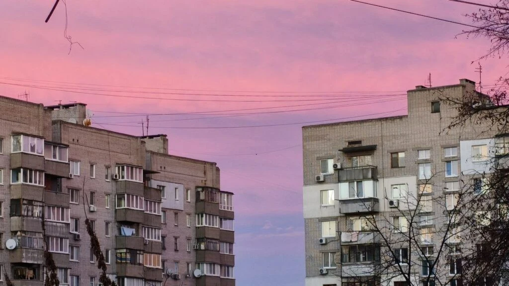 Над Дніпром 24 листопада зафіксували рідкісне рожеве сяйво на небі