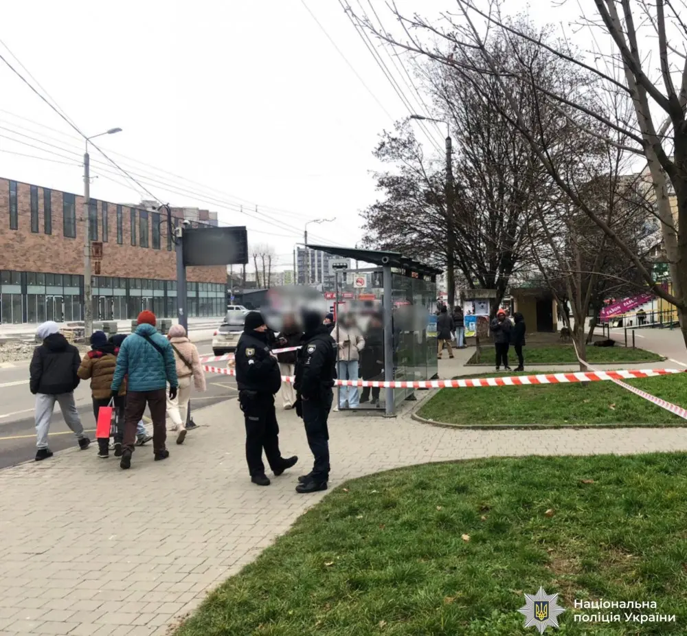 У спальному районі Івано-Франківська жінка поранила ножем перехожих, її затримали