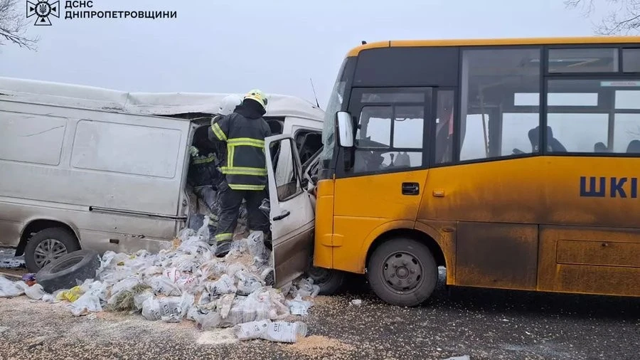 Смертельна ДТП у Камʼянському районі: зіткнення автобуса й мікроавтобуса спричинило дві загибелі та сім травмувань