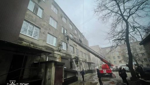 Пожежа в Лозовій: із задимленої будівлі евакуювали 15 людей