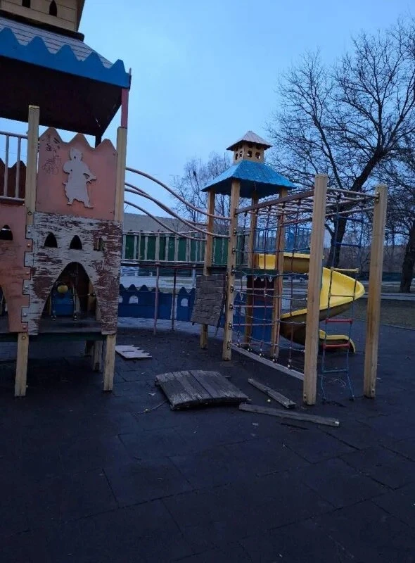 У Камʼянському неповнолітні пошкодили дитячий майданчик