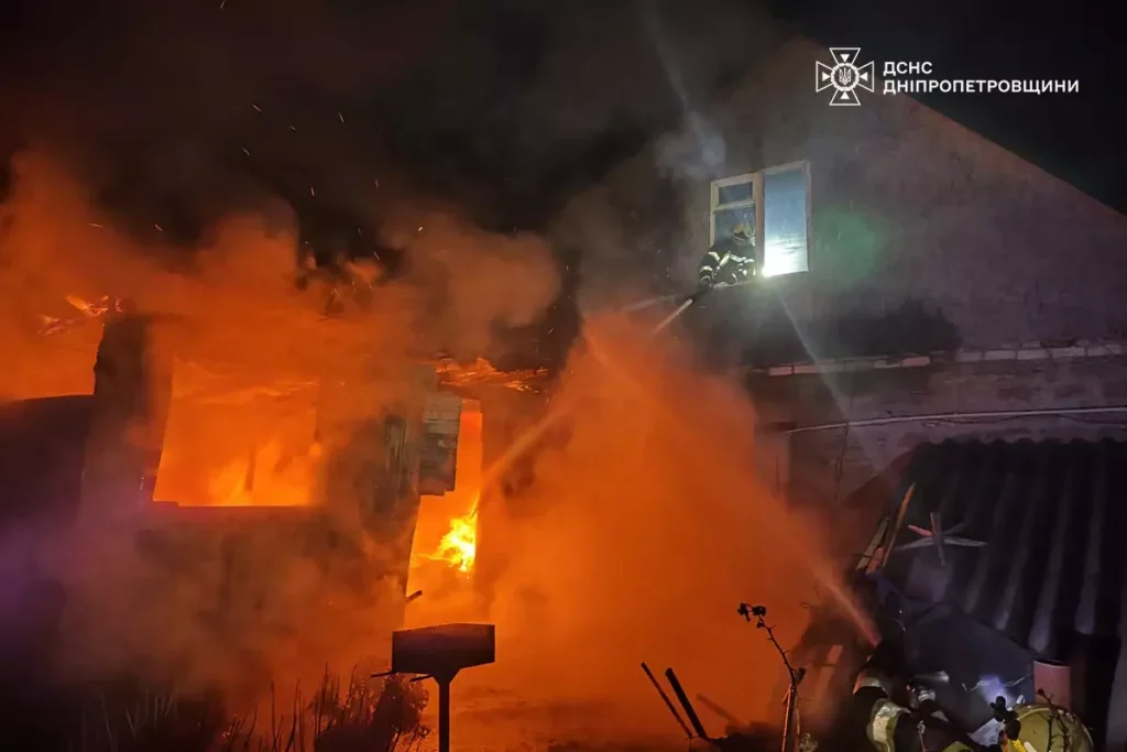 У Павлограді рятувальники загасили пожежу в господарській будівлі