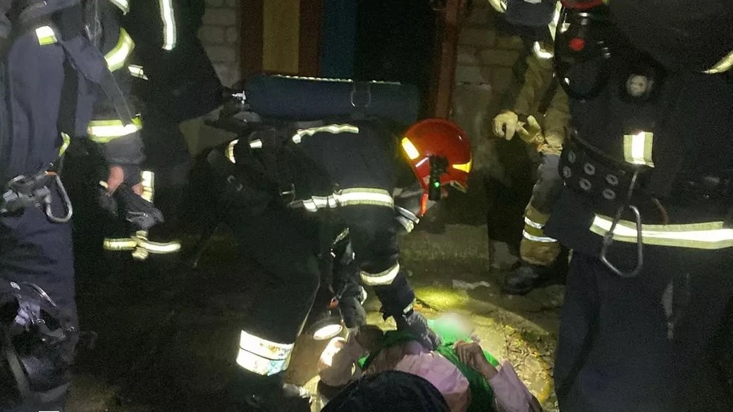 Пожежа на Криворіжжі: з палаючої квартири врятували 85-річну мешканку