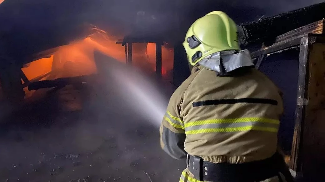 У Кам’янському рятувальники ліквідували пожежу на складі площею 200 квадратних метрів