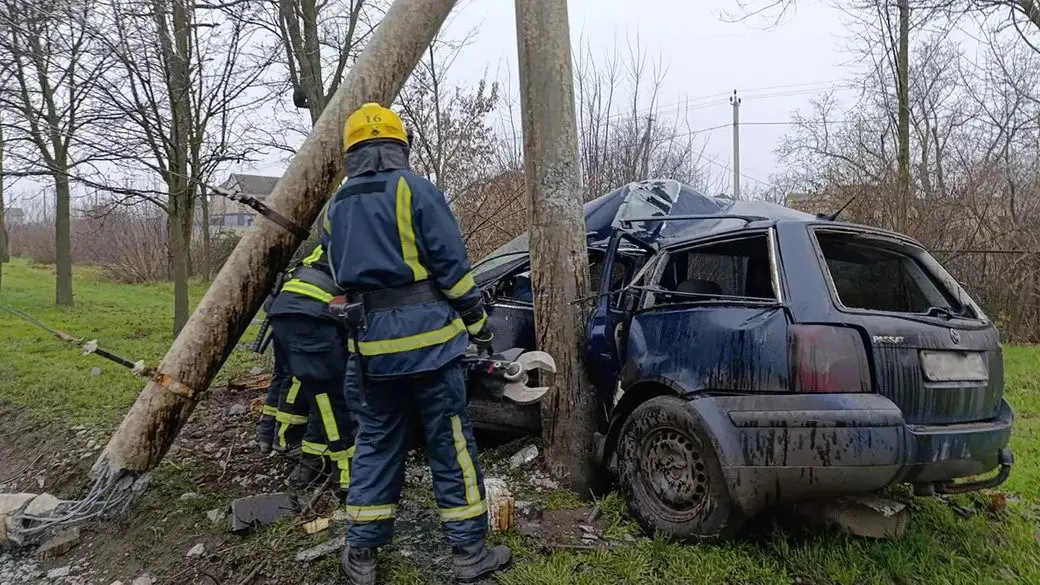 ДТП у Кривому Розі: рятувальники деблокували водія з понівеченого авто