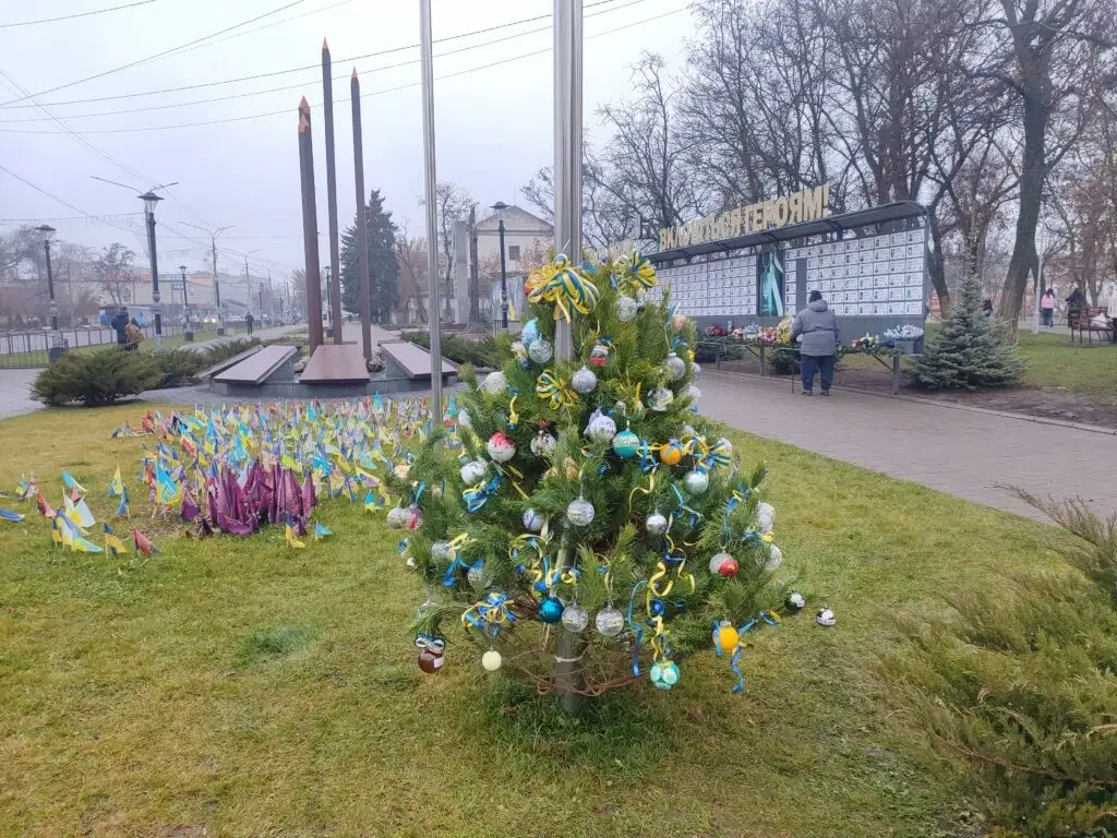 Новорічна тиша пам’яті: у Павлограді встановили Ялинку Героїв