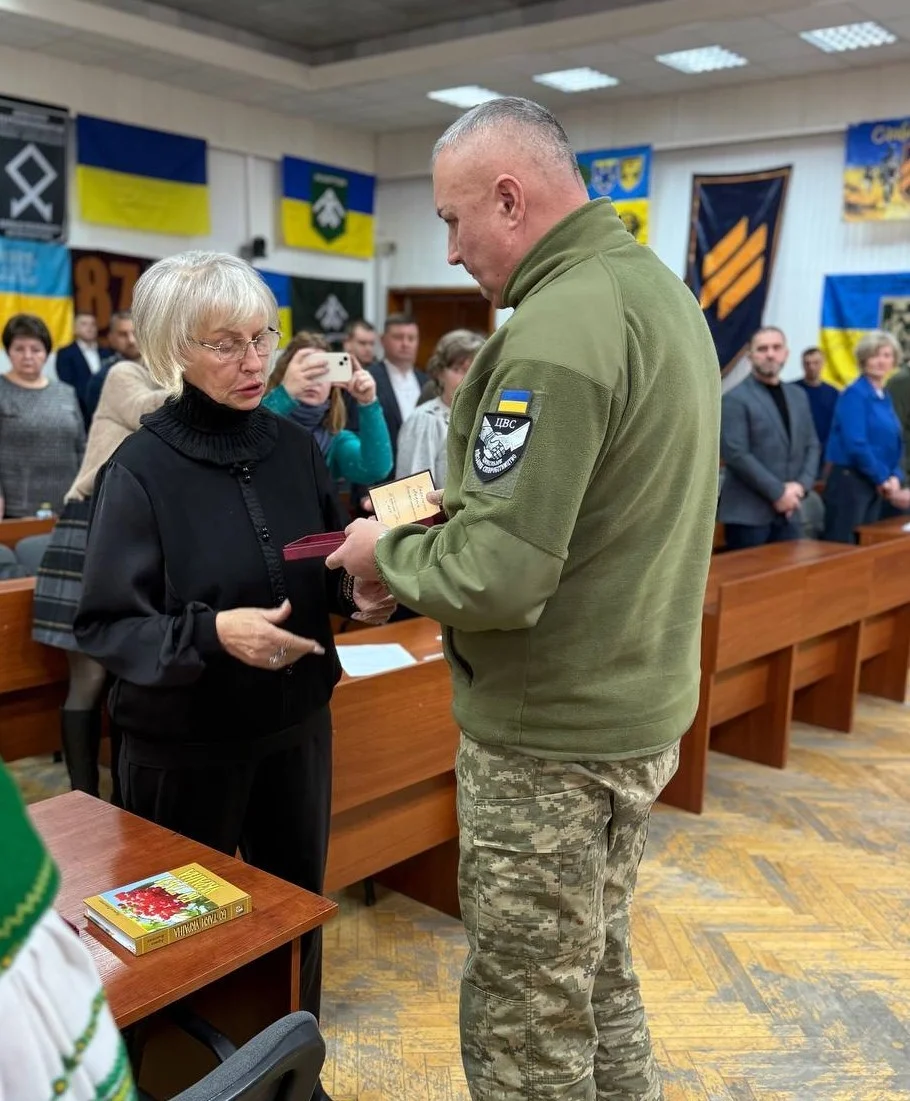 Павлоград вшанував полеглих захисників державними нагородами