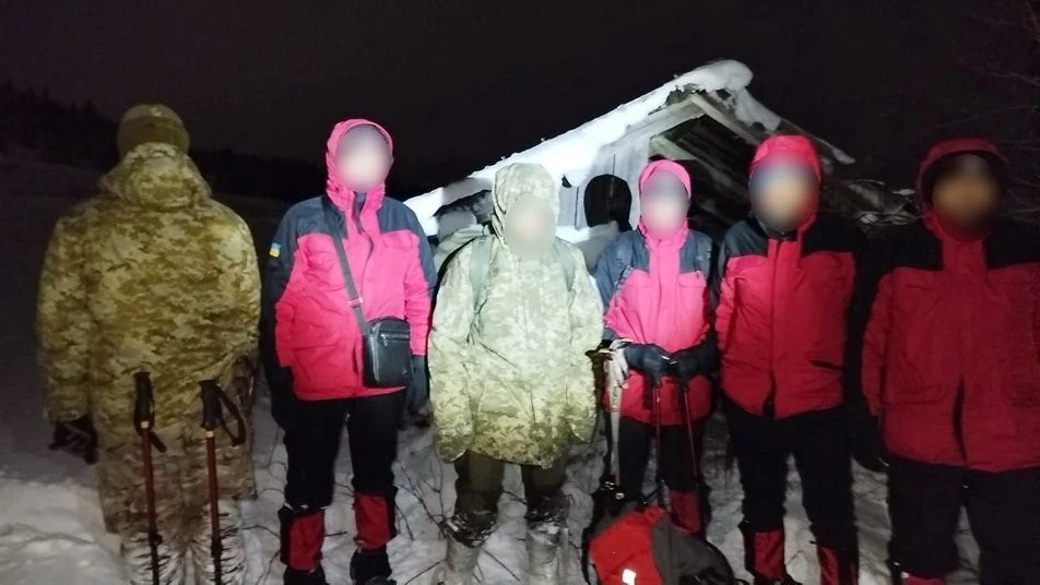 Знесилений у снігах Карпат: прикордонники врятували чоловіка з Дніпропетровщини