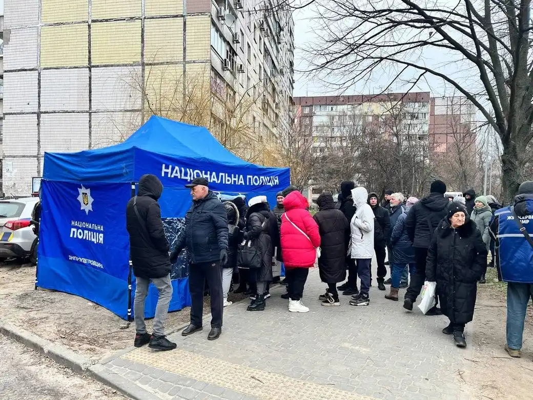 Ніч у дворі багатоповерхівок: як Дніпро оговтується після удару дронів