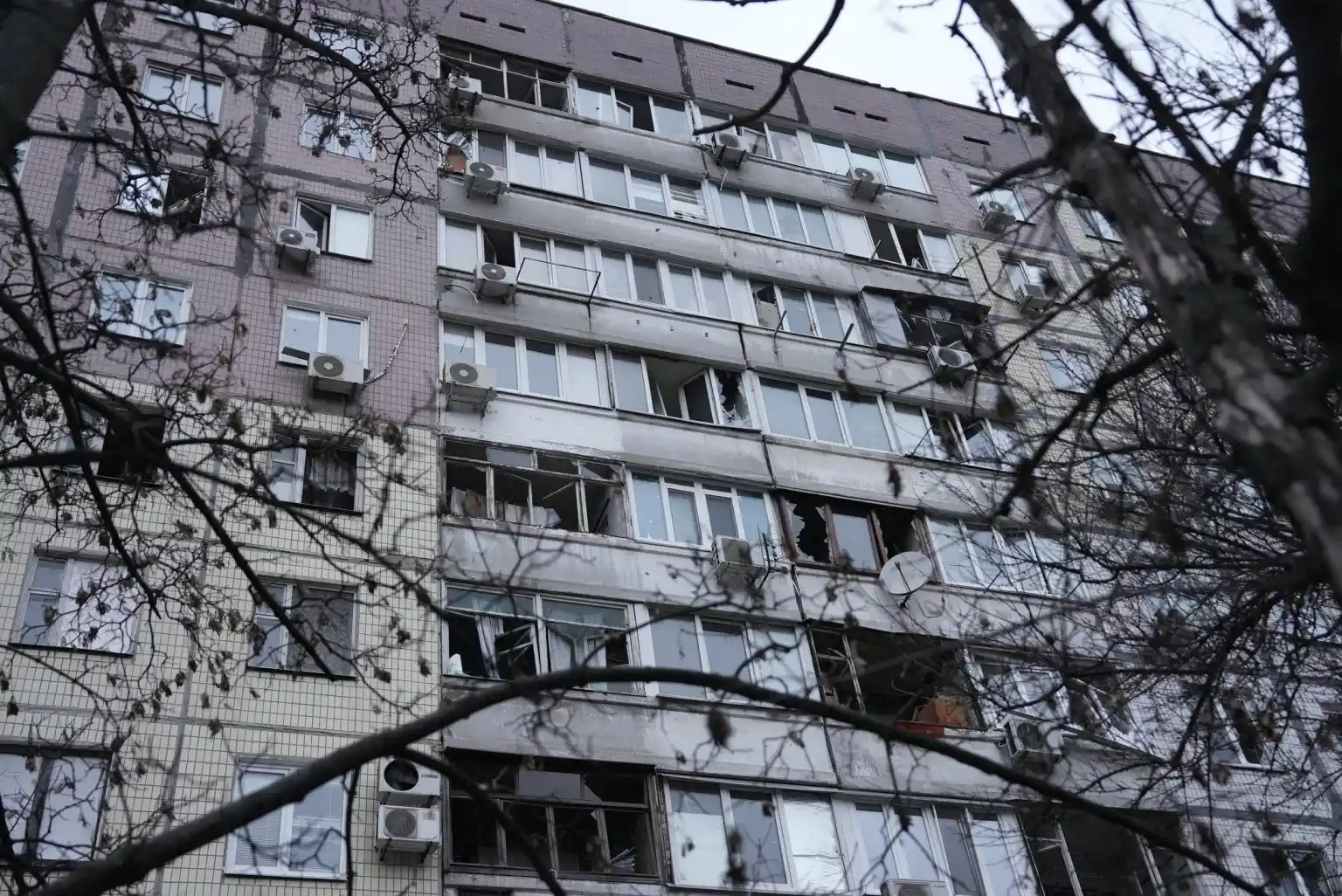 Після нічних ударів: Дніпро зранку оглядає наслідки атаки дронів