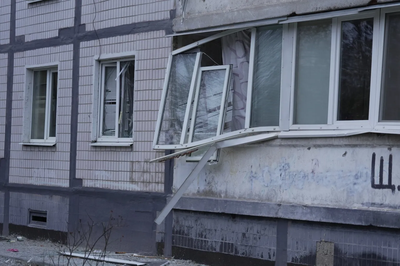 Після нічних ударів: Дніпро зранку оглядає наслідки атаки дронів