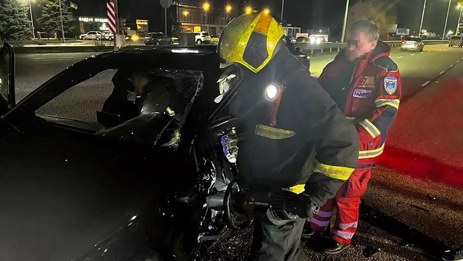 Аварія в Слобожанському: після зіткнення водія довелося визволяти з авто