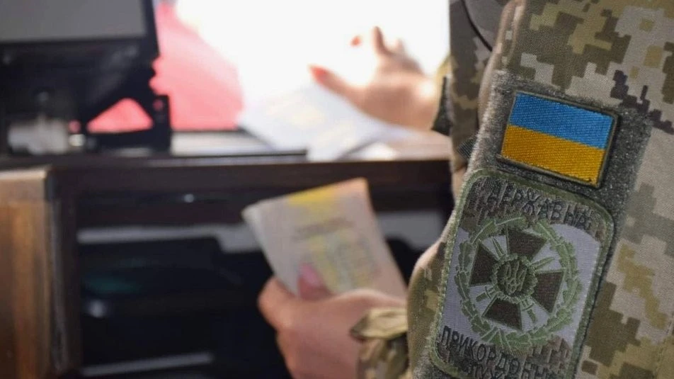 Спроба виїзду за кордон завершилася підозрою: на Закарпатті жінку зупинили з фальшивими документами