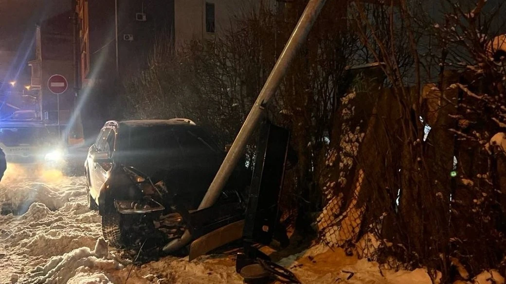 Нічна ДТП у Чернівцях: водій Audi протаранив світлофор і електроопору
