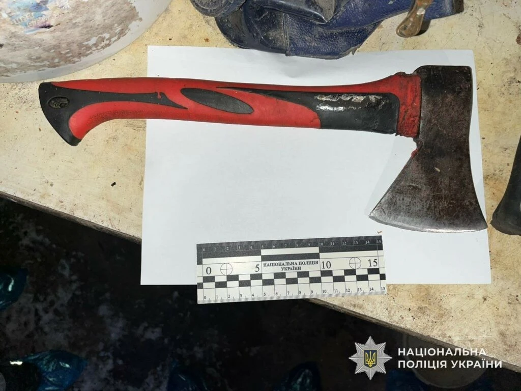 Кривавий фінал сімейної драми: у Павлограді жінка позбулася чоловіка за допомогою сокири