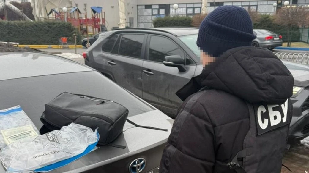 Ціна «білого квитка»: у Дніпрі затримали адвоката за вимагання семи тисяч доларів