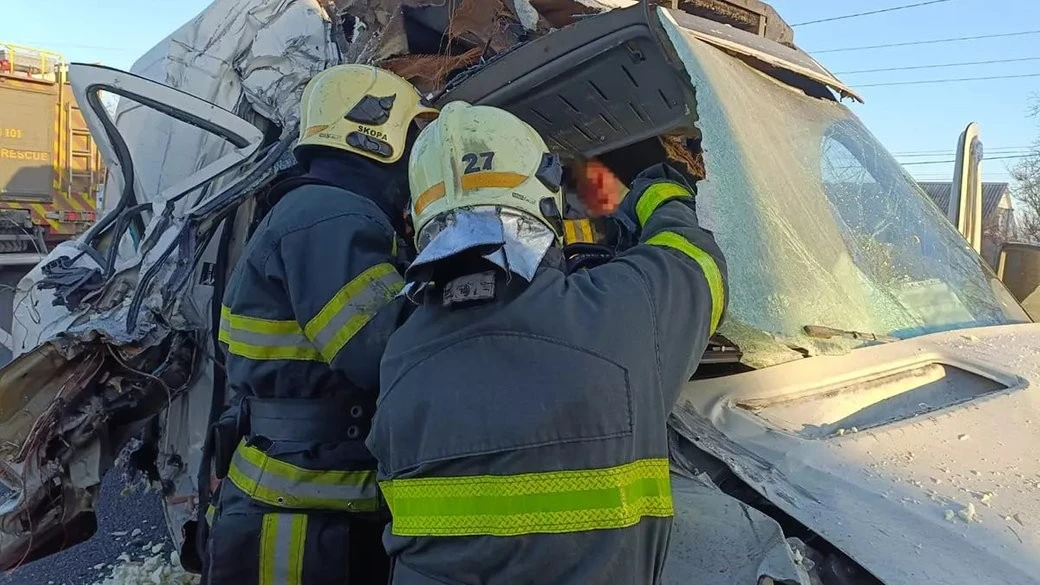 Рятувальна операція на Дніпровській: у Павлограді деблокували пасажирку розбитого мікроавтобуса