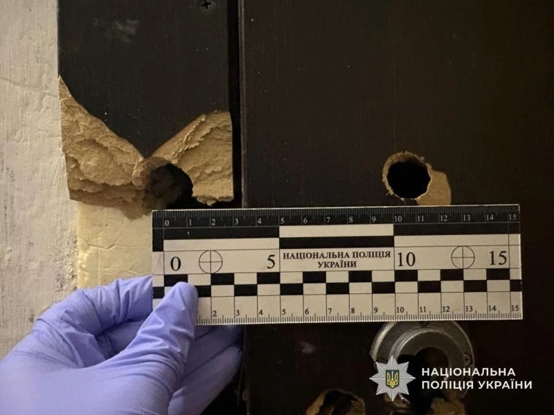 Сусідські розбори зі зброєю: у Павлограді затримали чоловіка за стрілянину в під’їзді