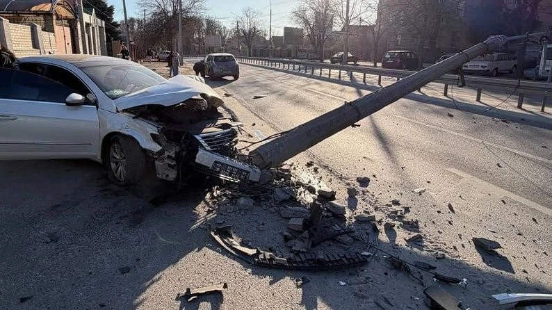 Святковий вечір із наслідками: у Дніпрі нетвереза кермувальниця протаранила авто та електроопору