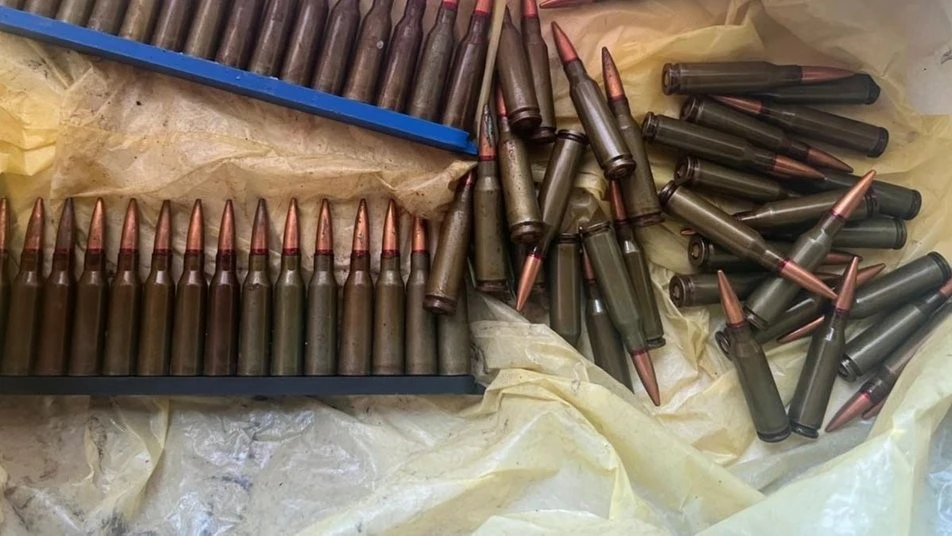 Зброя поштою та кліше держорганів: у Дніпрі викрили масштабний підпільний склад боєприпасів