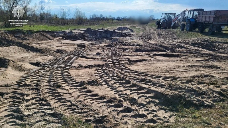 Незаконний промисел на Самарі: на Дніпропетровщині правоохоронці зупинили спецтехніку «чорних копачів»