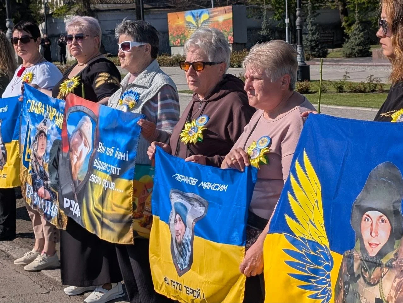 Павлоград передав посмертні нагороди родинам загиблих і вшанував День пам’яті та перемоги