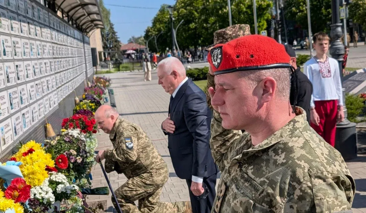 Павлоград передав посмертні нагороди родинам загиблих і вшанував День пам’яті та перемоги