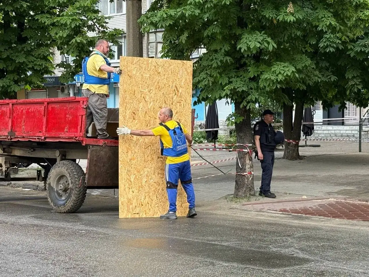 Після удару по Павлограду понад сотня родин отримала матеріали для ремонту пошкоджених осель