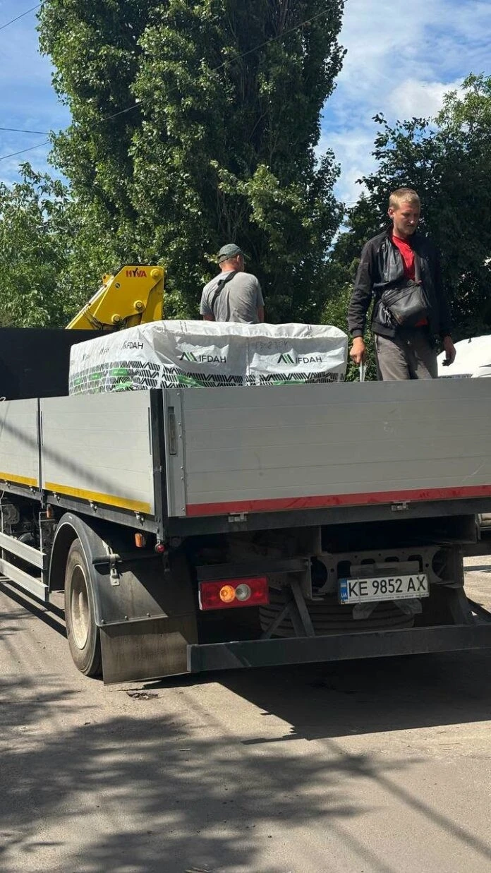 Мешканці Павлограда отримують будматеріали після червневої атаки